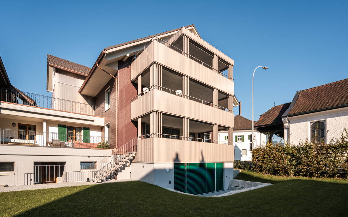 Balkonverkleidung bei Mehrfamilienhaus